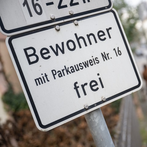 Ein Schild mit der Aufschrift "Bewohner mit Parkausweis Nr. 16 frei"