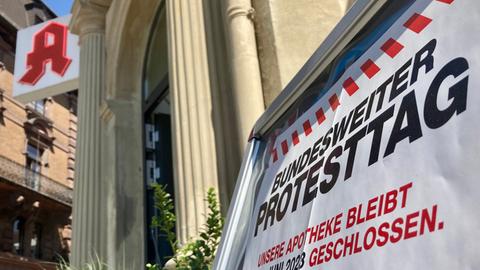Eine Apotheke in Wiesbaden weist auf den Protesttag am Mittwoch hin.