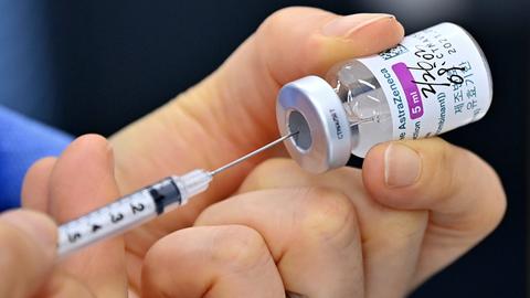 Eine Spritze mit dem Astrazeneca-Impfstoff wird aufgezogen.