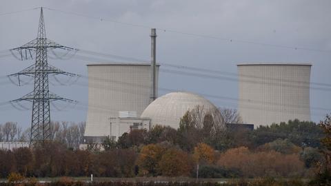 Strommast und Kühltürme des Atomkraftwerks in Biblis.