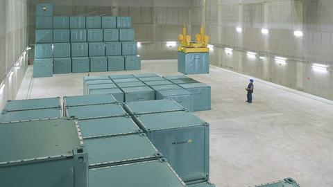 Behälter mit Atommüll in einer Lagerhalle von NCS in Hanau