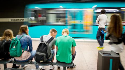 Menschen warten in der U-Bahnstation vom Frankfurter Hauptbahnhof auf die passende U-Bahn. 