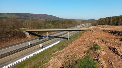 Brücke über eine Autobahn