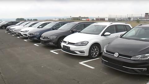 Parkende Autos auf einem Rollfeld am Flughafen Kassel.