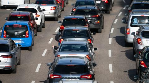 Autos stehen im Stau.