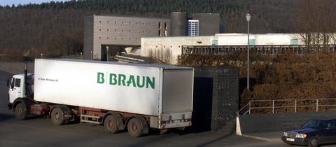 Ein LKW mit dem Logo der B. Braun Melsungen AG steht vor dem Werk in Melsungen