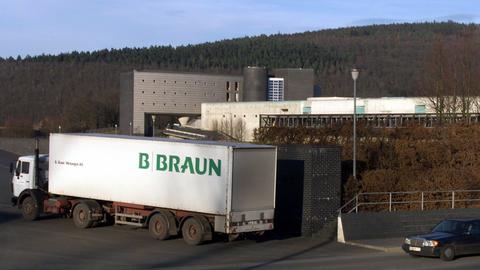 Ein LKW mit dem Logo der B. Braun Melsungen AG steht vor dem Werk in Melsungen