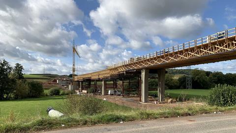 Eine der Brücken an der Ortsumgehung Münchhausen-Wetter-Lahntal - die Brücke ist auf dem Foto noch im Bau