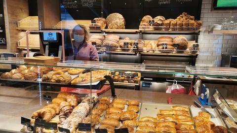 Silvia Seidl-Krüger, Schwester des Inhabers Peter Seidl, im Verkaufsraum der Bäckerei Seidl