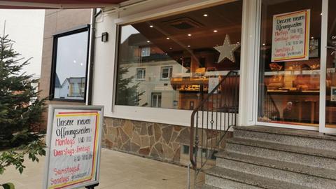 "Samstags und sonntags geschlossen", Schild vor der Bäckerei Seidl in Wettenberg