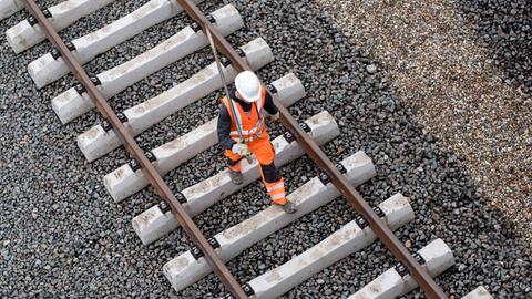 Bauarbeiter auf Bahnstrecke 