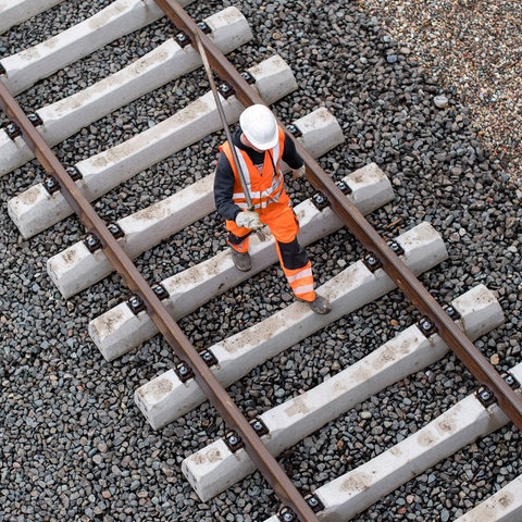 Bauarbeiter auf Bahnstrecke 