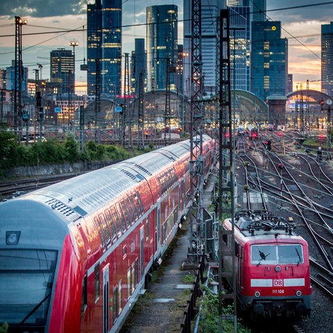 Der Hauptbahnhof Frankfurt aus der Ferne im Abendlicht. 