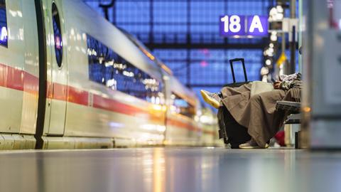 Ein Reisender hat es sich im Frankfurter Bahnhof "gemütlich" gemacht.