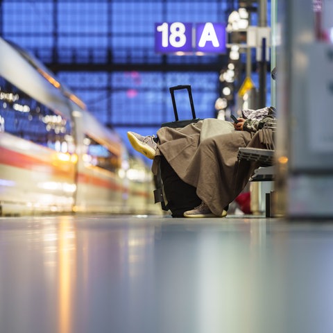 Ein Reisender hat es sich im Frankfurter Bahnhof "gemütlich" gemacht.