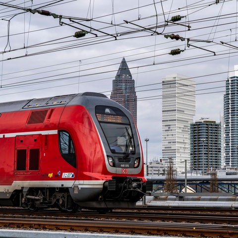 Eine Regionalbahn nahe des Frankfurter Hauptbahnhofs.