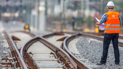 Ein Bahn-Mitarbeiter auf gesperrten Gleisen.