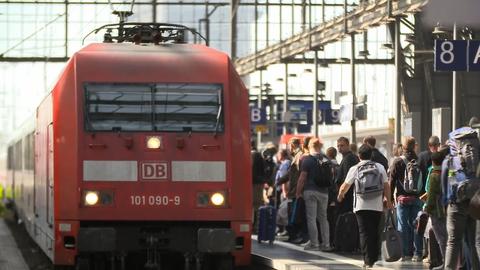 Bahn im Bahnhof