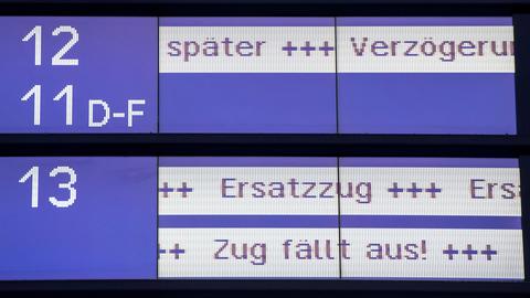 Anzeigetafel der Bahn über Zugausfälle und Verspätungen