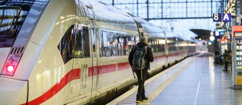 Ein Reisender an einem ICE im Frankfurter Hauptbahnhof.