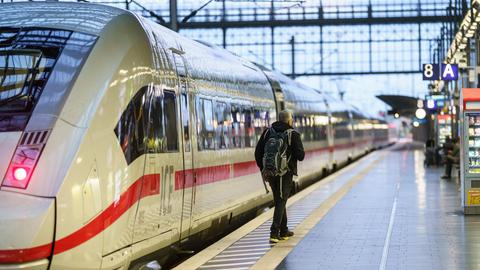 Ein Reisender an einem ICE im Frankfurter Hauptbahnhof.