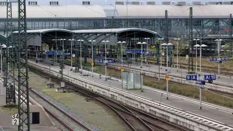 Leere Gleise an einem Bahnhof