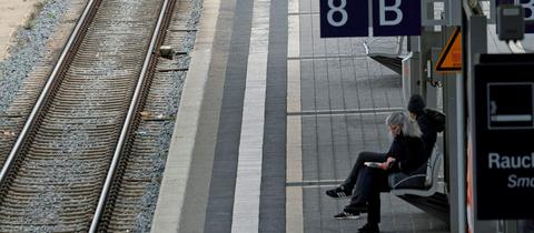 Fast leerer Bahnsteig mit wartendem Fahrgast in Darmstadt.