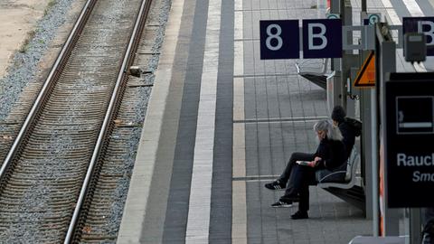 Fast leerer Bahnsteig mit wartendem Fahrgast in Darmstadt.