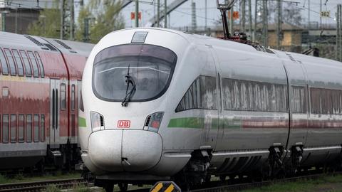 Personenzüge stehen auf Abstellgleisen am Hauptbahnhof in Frankfurt.