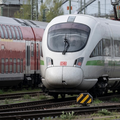 Personenzüge stehen auf Abstellgleisen am Hauptbahnhof in Frankfurt.