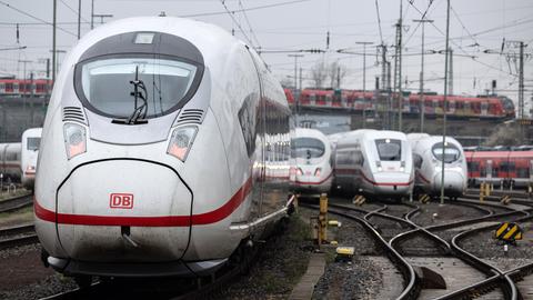 ICE-Züge der Deutschen Bahn stehen auf Abstellgleisen unweit des Frankfurter Hauptbahnhofs.