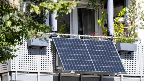 Solaranlage an einem Balkon eines Mehrparteienhauses befestigt.
