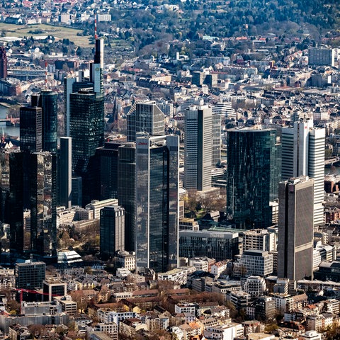 Luftaufnahme mehrerer Hochhäuser im Frankfurter Bankenviertel.