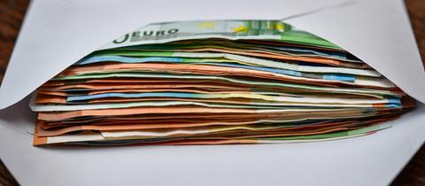 Viele Euroscheine in einem Briefumschlag