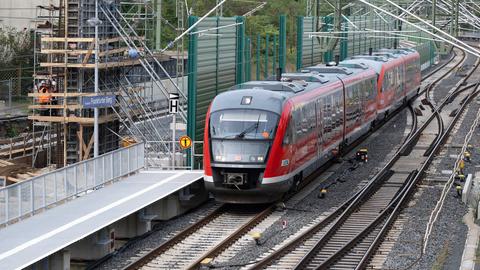 Aus der Vogelperspektive fotografiert: eine S-Bahn, die an einer Haltestelle steht.