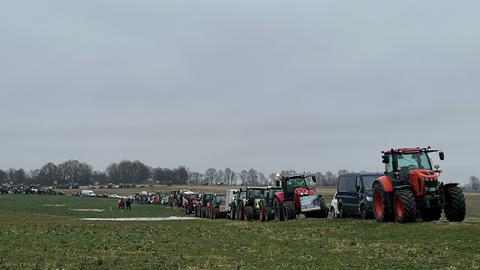 Traktoren fahren in einer Kolonne über eine Landstraße Richtung Limburg