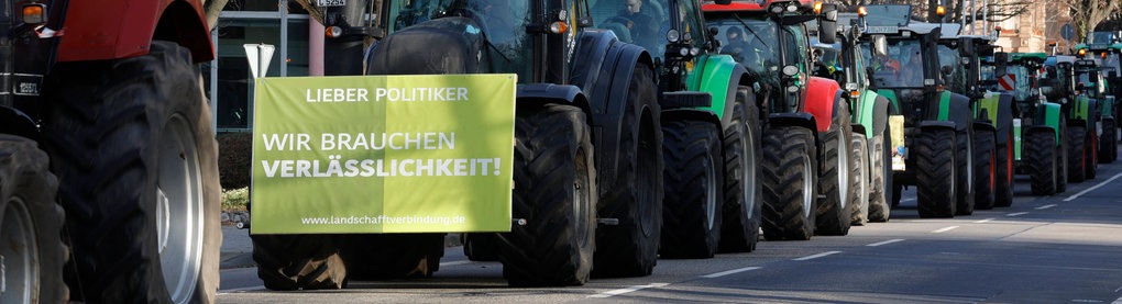 Traktoren rollen am 8. Januar 2024 durch Wiesbaden.