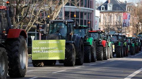 Traktoren rollen am 8. Januar 2024 durch Wiesbaden.