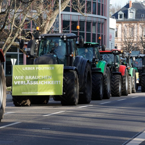 Traktoren rollen am 8. Januar 2024 durch Wiesbaden.