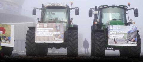 Zwei Traktoren stehen am 12.01.2024 im Nebel auf der Wasserkuppe 