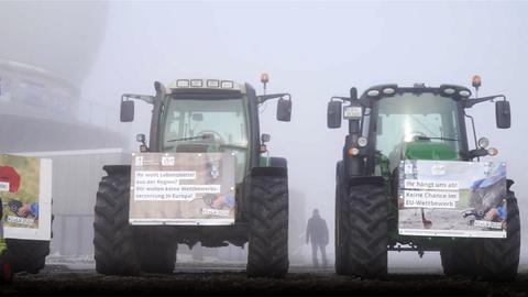 Zwei Traktoren stehen am 12.01.2024 im Nebel auf der Wasserkuppe 