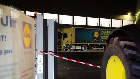 Ein Traktor blockiert die Einfahrt zum Lidl-Zentrallager in Edermünde