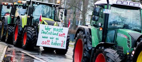Bauernproteste mit Traktoren und Transparenten 