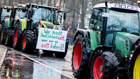 Bauernproteste mit Traktoren und Transparenten 