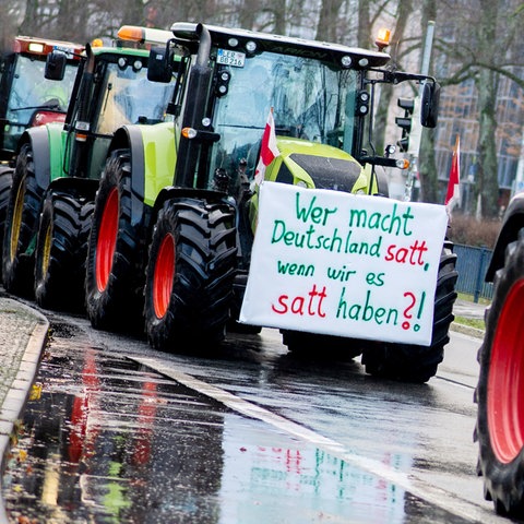 Bauernproteste mit Traktoren und Transparenten 