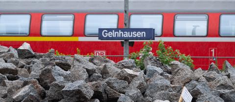 Steine liegen auf einer Baustelle auf dem Bahnhofsgelände in Gelnhausen.