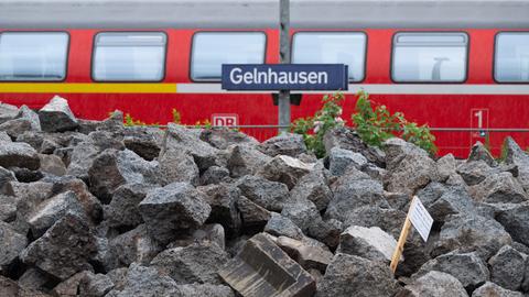 Steine liegen auf einer Baustelle auf dem Bahnhofsgelände in Gelnhausen.