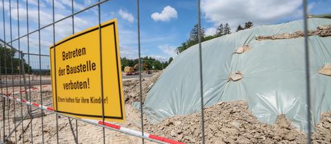Abgedeckte Erdhügel auf der Trasse der A49 im Herrenwald bei Stadtallendorf. Nach dem Fund von Sprengstoffspuren im Boden sind die Bauarbeiten zur umstrittenen A49 in Mittelhessen an dieser Stelle gestoppt worden.