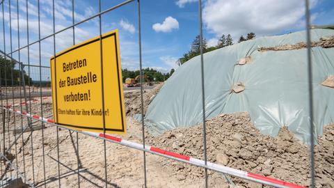 Abgedeckte Erdhügel auf der Trasse der A49 im Herrenwald bei Stadtallendorf. Nach dem Fund von Sprengstoffspuren im Boden sind die Bauarbeiten zur umstrittenen A49 in Mittelhessen an dieser Stelle gestoppt worden.