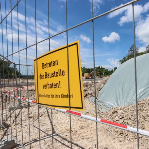 Abgedeckte Erdhügel auf der Trasse der A49 im Herrenwald bei Stadtallendorf. Nach dem Fund von Sprengstoffspuren im Boden sind die Bauarbeiten zur umstrittenen A49 in Mittelhessen an dieser Stelle gestoppt worden.